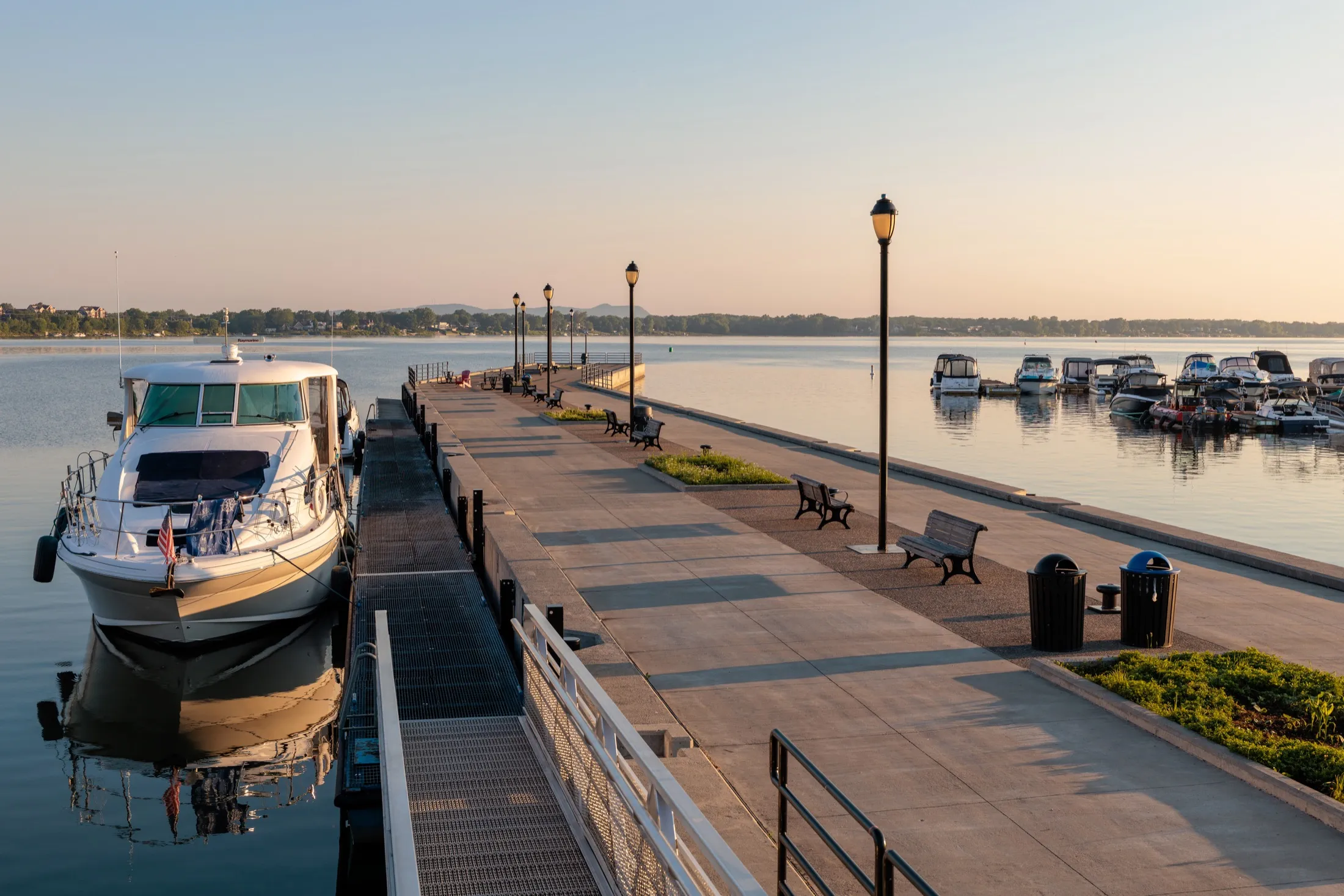 Marina et promenade au bord de l’eau